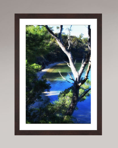 Photo fine art encadrée Coastal Refuge, format 30×45 cm, scène naturelle au bord de l’eau avec lumière douce.