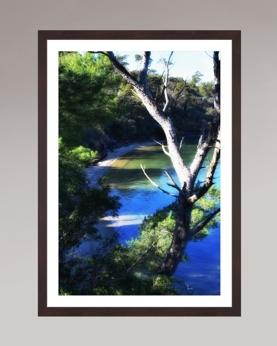 Tirage d’art encadré Coastal Refuge, format 40×60 cm, eau turquoise et végétation dans une ambiance paisible.