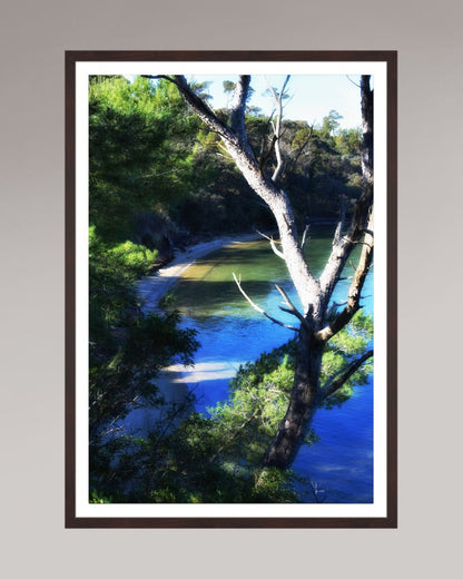 Photo d’art encadrée Coastal Refuge, format 60×90 cm, eau calme et arbres dans une scène naturelle apaisante.