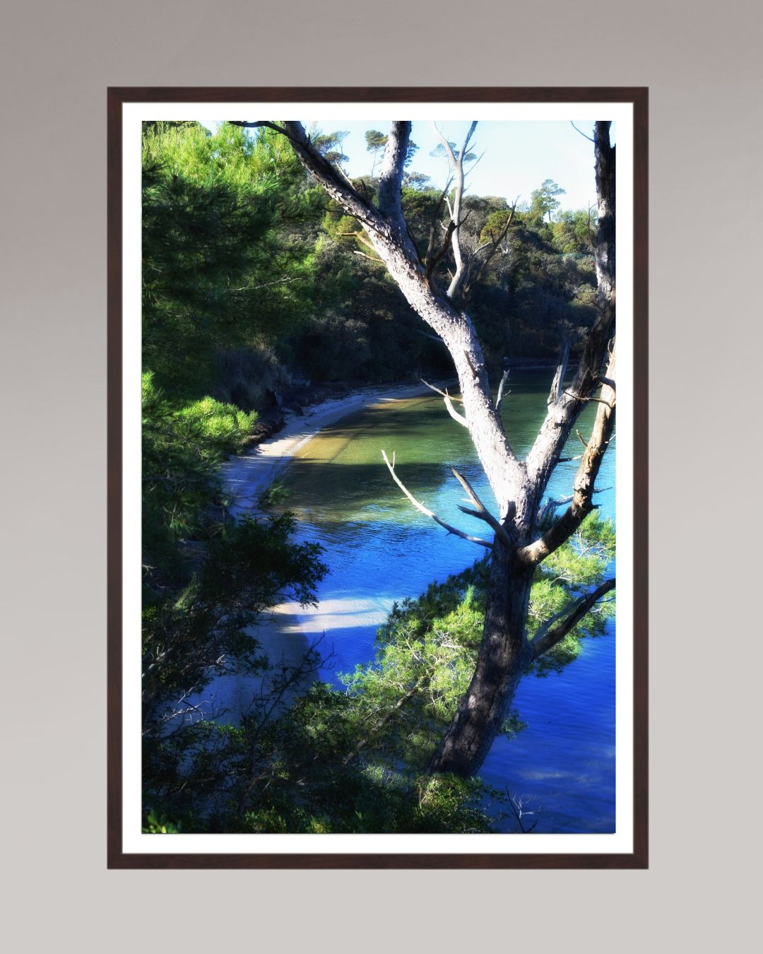Tirage photo encadré Coastal Refuge, format 70×105 cm, paysage côtier avec eau turquoise et lumière douce