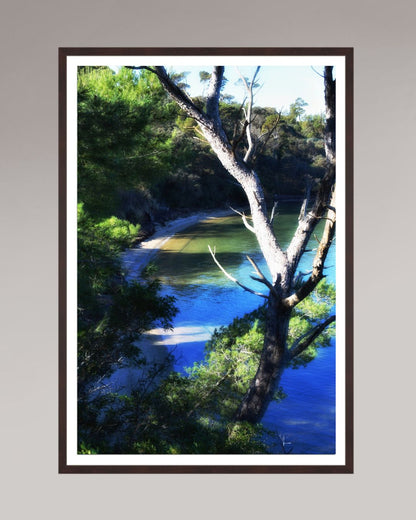 Tirage photo encadré Coastal Refuge, format 70×105 cm, paysage côtier avec eau turquoise et lumière douce