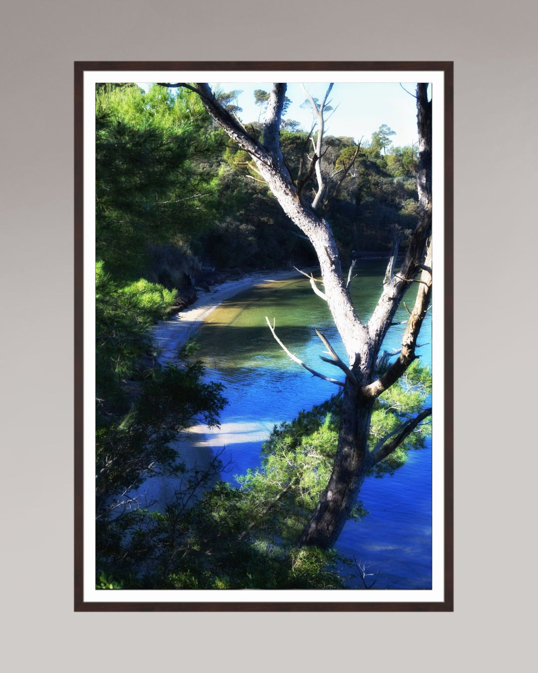 Photographie fine art encadrée Coastal Refuge, format 80×120 cm, scène naturelle lumineuse au bord de l’eau.