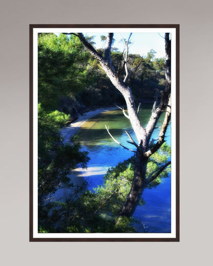 Photographie fine art encadrée Coastal Refuge, format 80×120 cm, scène naturelle lumineuse au bord de l’eau.