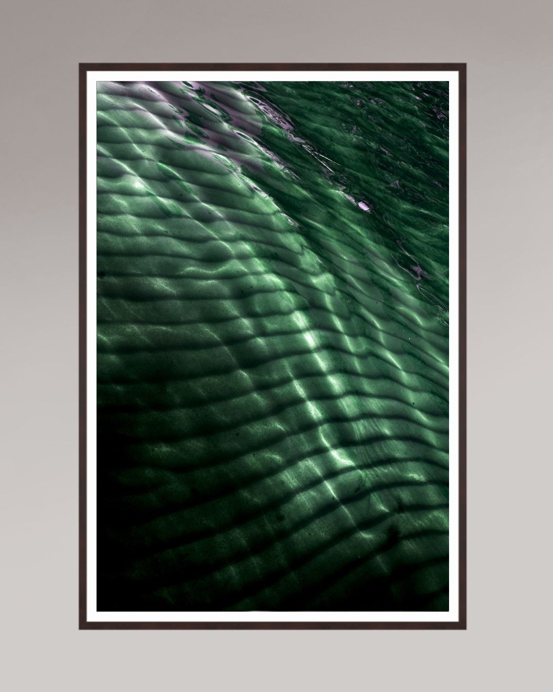 Grand tirage d’art encadré Emerald Drift, format 100×150 cm, eau en mouvement et lumière verte en composition abstraite.
