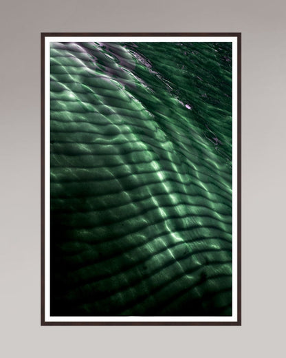 Grand tirage d’art encadré Emerald Drift, format 100×150 cm, eau en mouvement et lumière verte en composition abstraite.
