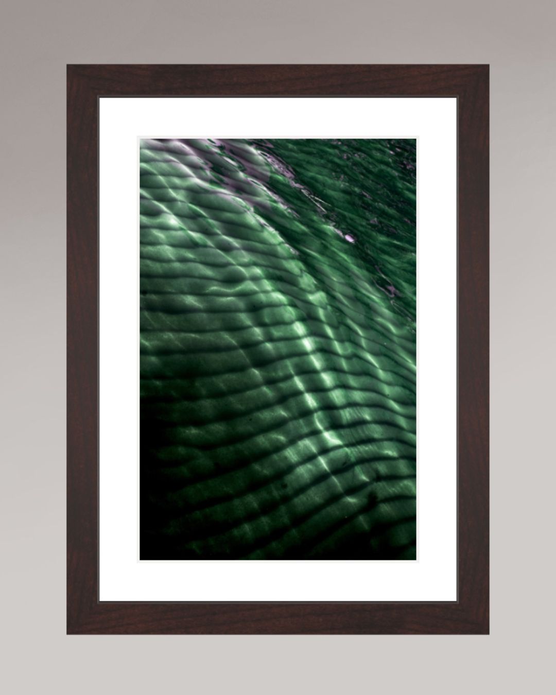 Photographie d’art encadrée Emerald Drift, format 20×30 cm, reflets d’eau abstraits aux teintes émeraude.