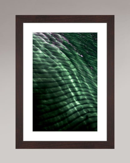 Photographie d’art encadrée Emerald Drift, format 20×30 cm, reflets d’eau abstraits aux teintes émeraude.