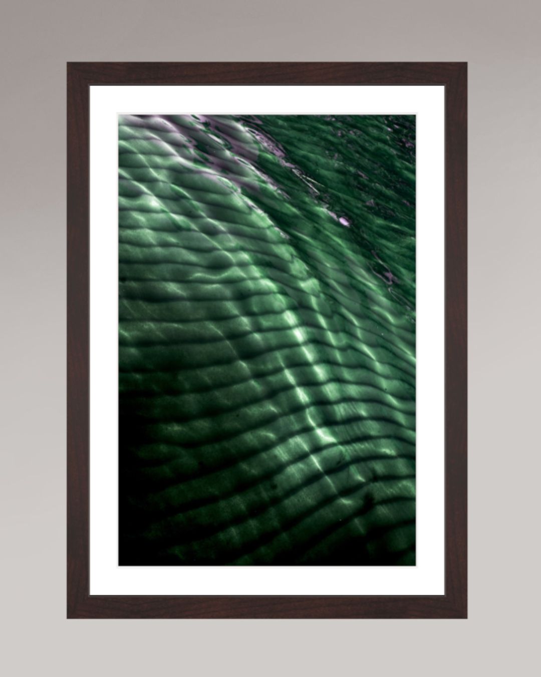 Photo fine art encadrée Emerald Drift, format 30×45 cm, mouvement d’eau et lumière verte en composition abstraite.