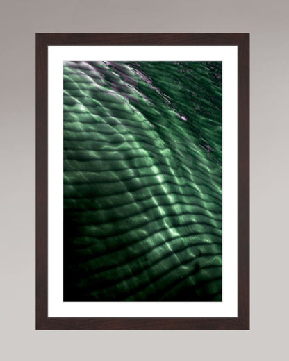 Photo fine art encadrée Emerald Drift, format 30×45 cm, mouvement d’eau et lumière verte en composition abstraite.