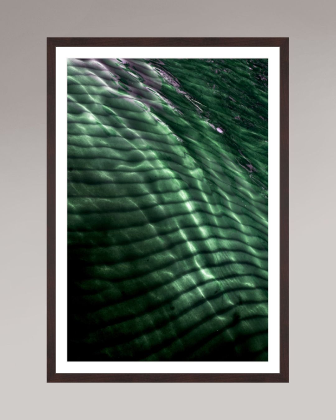 Photographie encadrée Emerald Drift, format 50×75 cm, reflets aquatiques abstraits en teintes vertes.