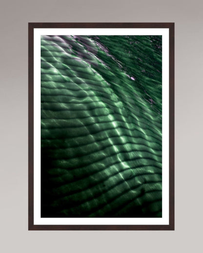 Photographie encadrée Emerald Drift, format 50×75 cm, reflets aquatiques abstraits en teintes vertes.