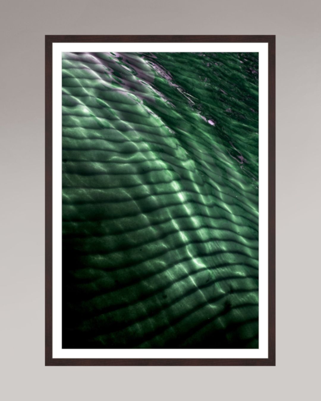 Photo d’art encadrée Emerald Drift, format 60×90 cm, surface d’eau texturée et lumière émeraude.