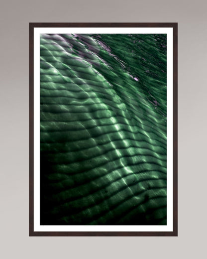 Photo d’art encadrée Emerald Drift, format 60×90 cm, surface d’eau texturée et lumière émeraude.