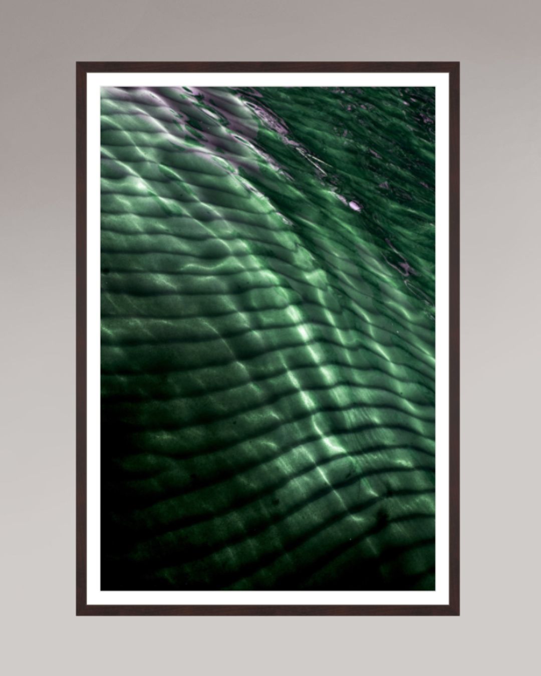 Tirage photo encadré Emerald Drift, format 70×105 cm, mouvement fluide de l’eau en nuances vertes.