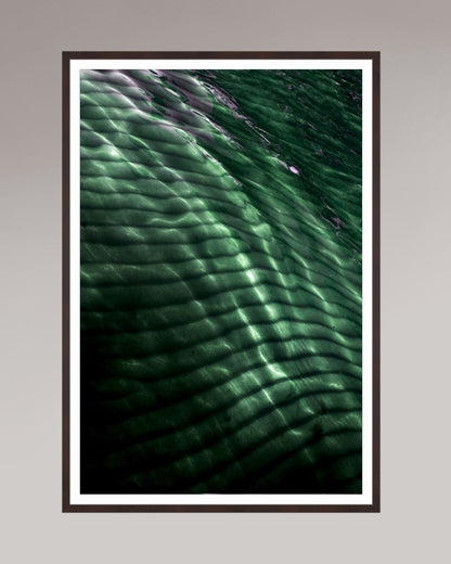 Photographie fine art encadrée Emerald Drift, format 80×120 cm, abstraction aquatique aux reflets émeraude