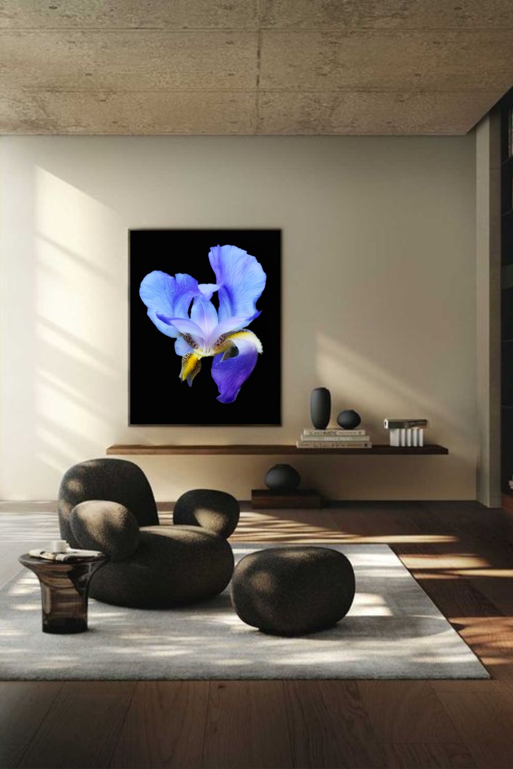 Photographie d'une fleur Iris Bleu sur fond noir, œuvre d'art encadrée dans un salon moderne au dessus d'une 