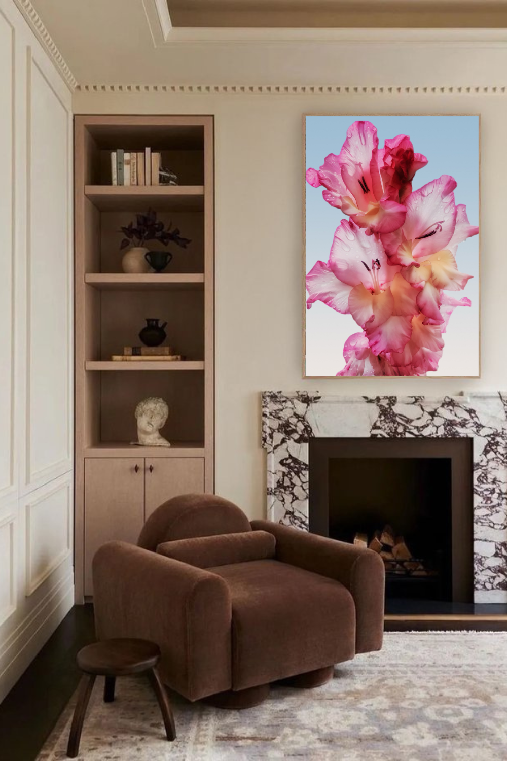 Photographie florale encadrée en noir, accrochée dans un salon moderne, décoration murale fine art aux tons doux
