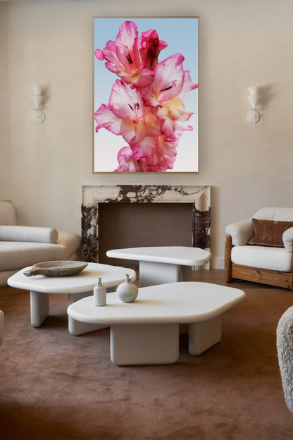 Impression fine art Floral Dew dans un cadre noir, mise en scène au‑dessus d’une cheminée en marbre dans un intérieur contemporain.
