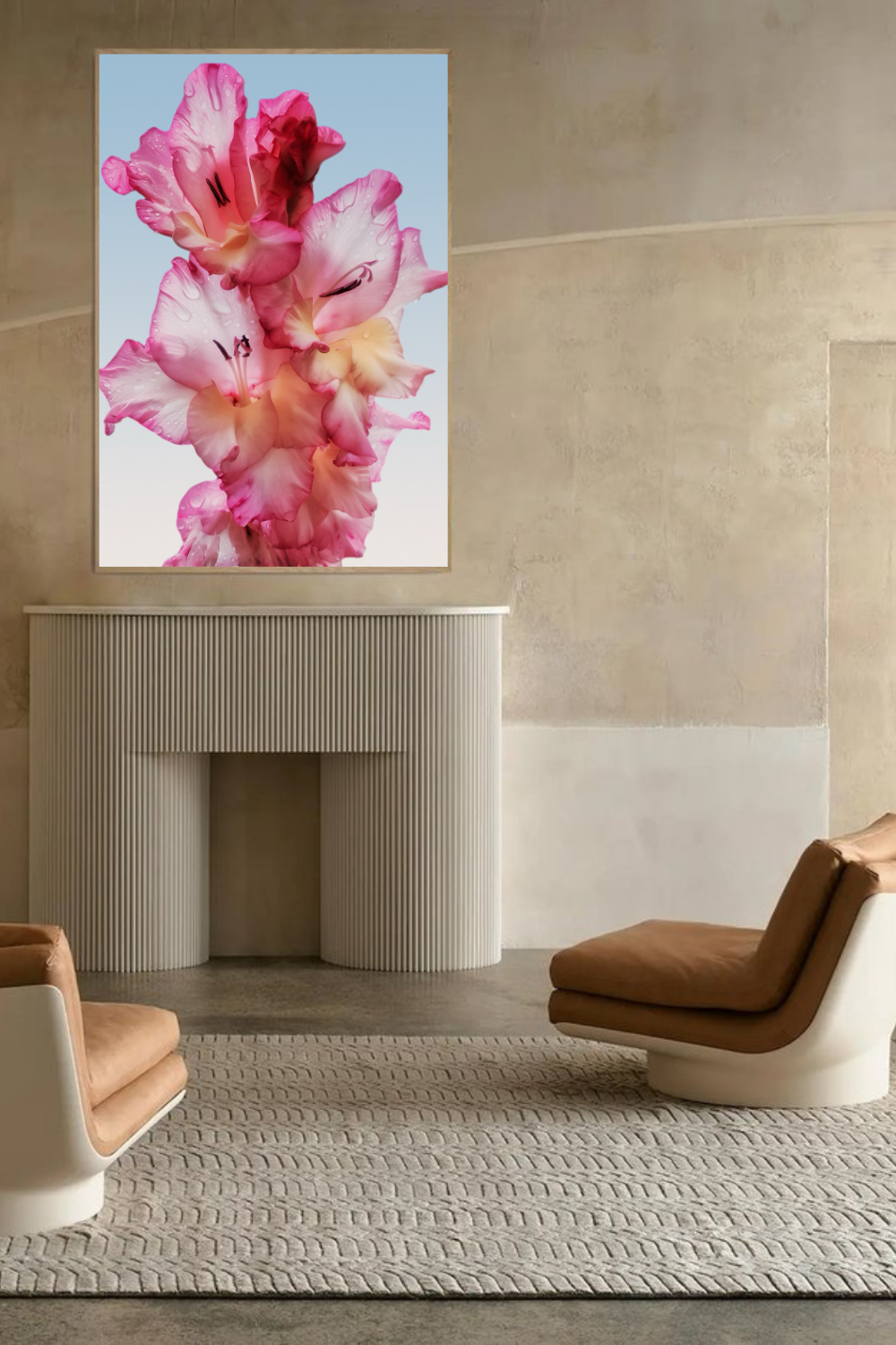Photographie fine art Floral Dew encadrée en chêne, accrochée dans un salon moderne beige, décoration murale florale élégante.
