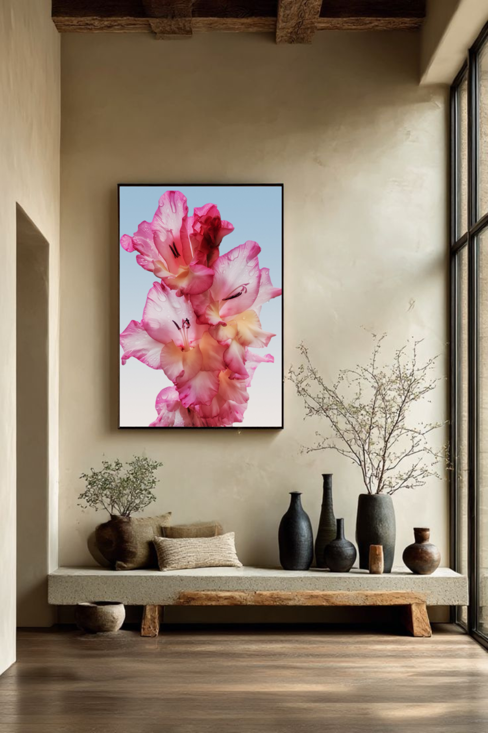 Tirage Floral Dew encadré en chêne, présenté dans un intérieur naturel avec bois et céramiques, décoration murale florale apaisante.
