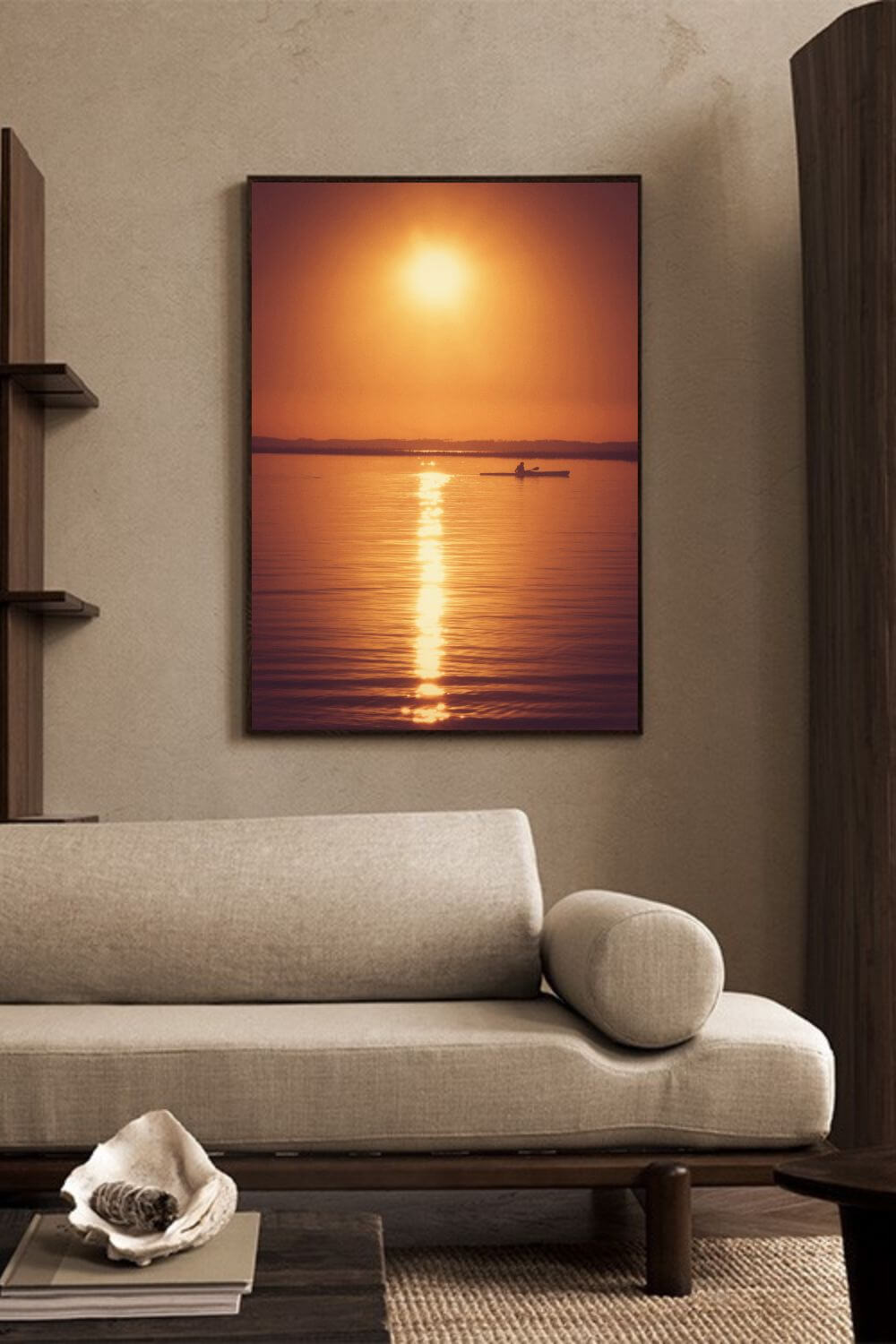 Œuvre Golden Path encadrée dans un salon moderne beige avec canapé minimaliste.