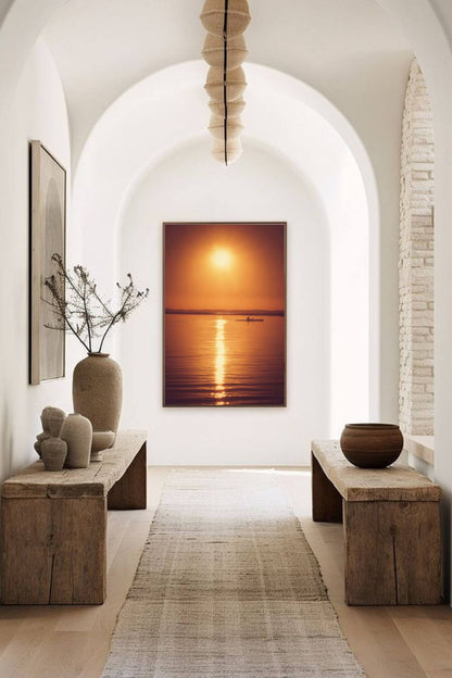 Photographie Golden Path encadrée dans un couloir aux arches blanches avec bancs en bois.