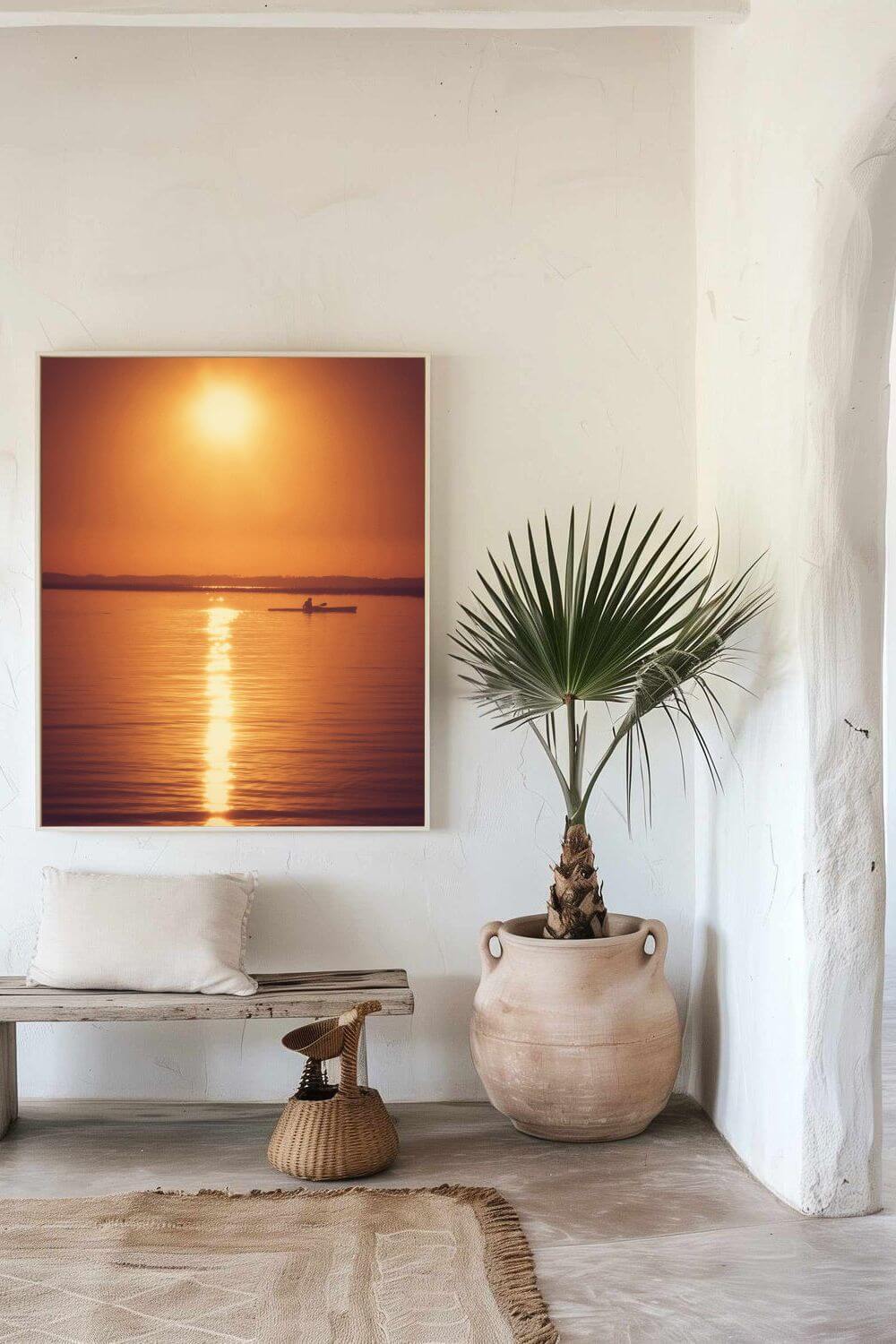 Œuvre Golden Path encadrée dans un intérieur naturel minimaliste avec banc en bois et plante.