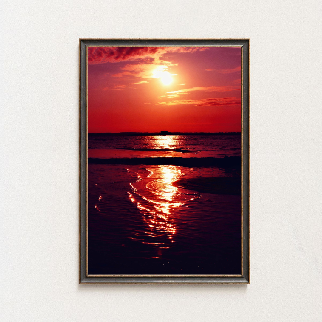 Tirage photo fine art coucher de soleil rouge au lac de Sanguinet avec reflets sur l'eau et cabane sur pilotis en silhouette