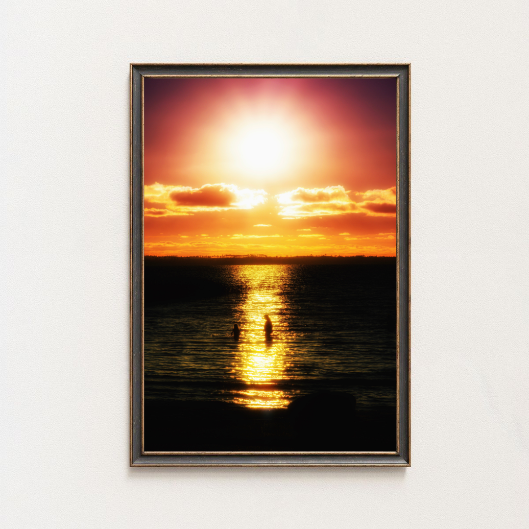 Tirage photo fine art coucher de soleil au lac de Sanguinet avec deux silhouettes dans l’eau et reflets doré