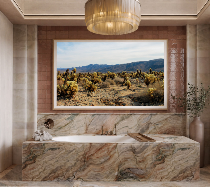Photographie Fine Art de Joshua Tree encadrée dans un cadre en chêne, suspendue au‑dessus d’une baignoire dans une salle de bain élégante, apportant une touche naturelle et apaisante à la décoration intérieure.