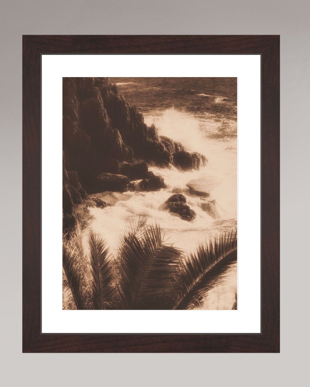 Tirage fine art Savage Riviera encadré dans un cadre en aulne brun.