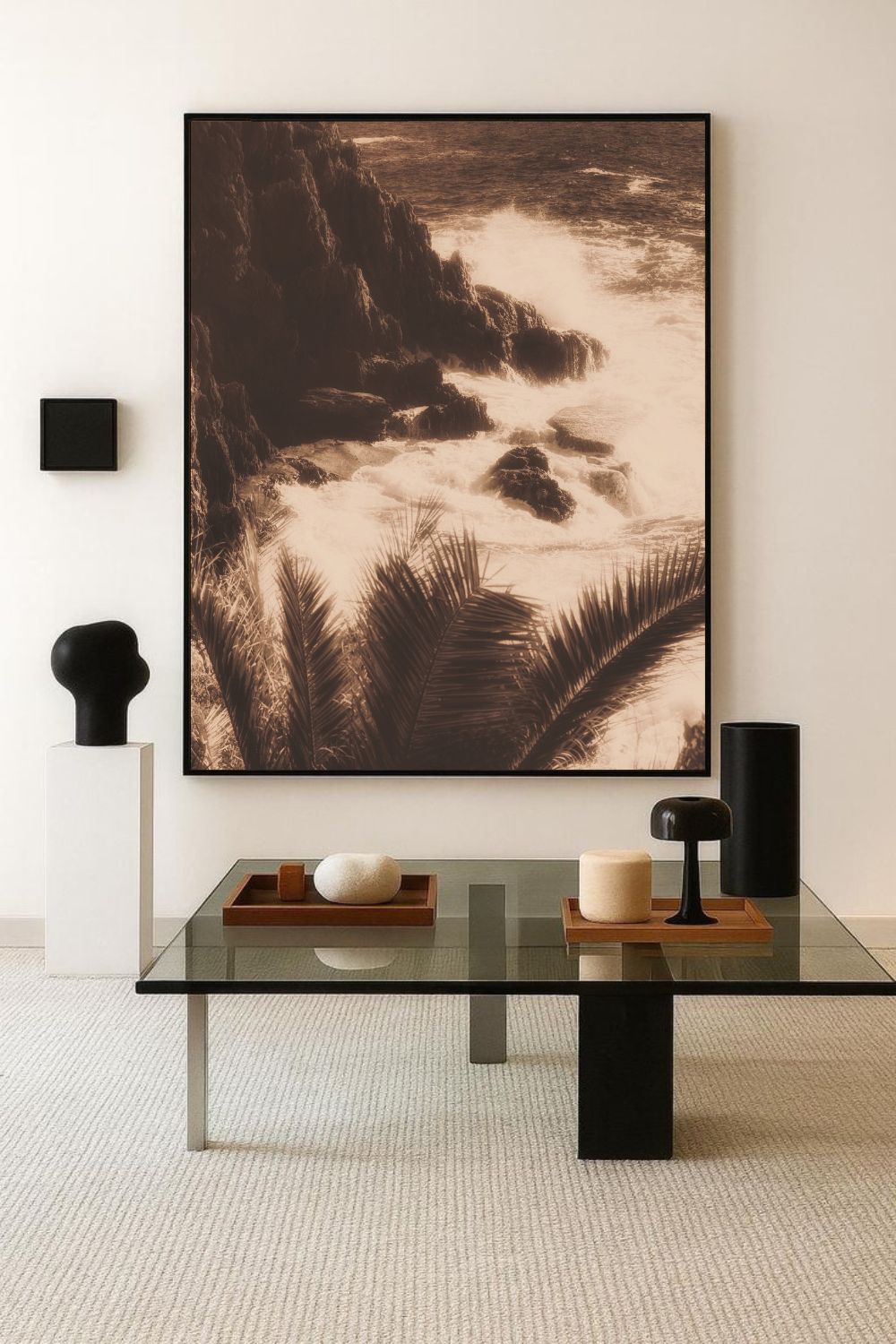 Œuvre Savage Riviera encadrée dans un salon contemporain avec table basse en verre et décoration design.