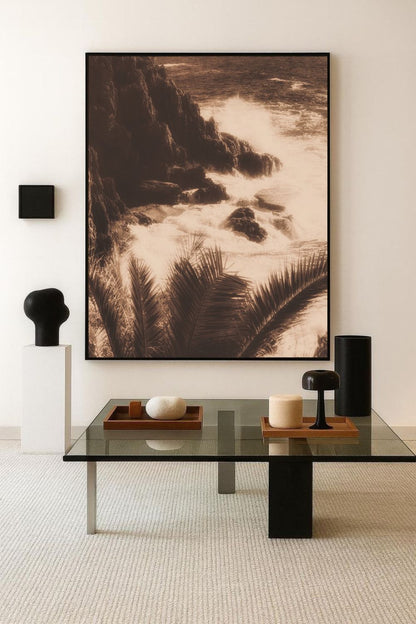 Œuvre Savage Riviera encadrée dans un salon contemporain avec table basse en verre et décoration design.