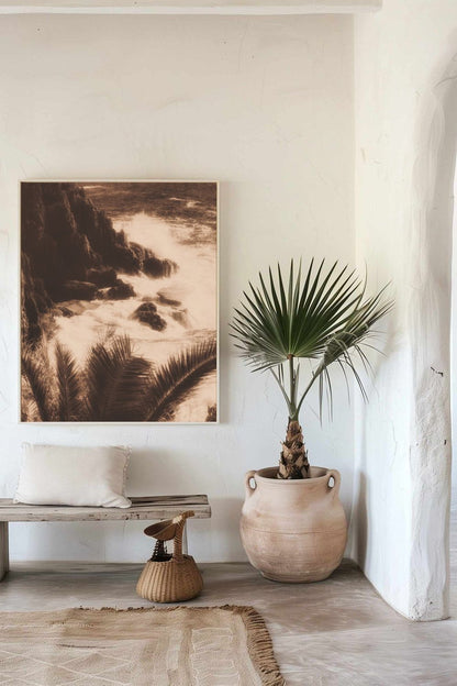 Photographie Savage Riviera encadrée dans un intérieur minimaliste naturel avec banc en bois et plante.