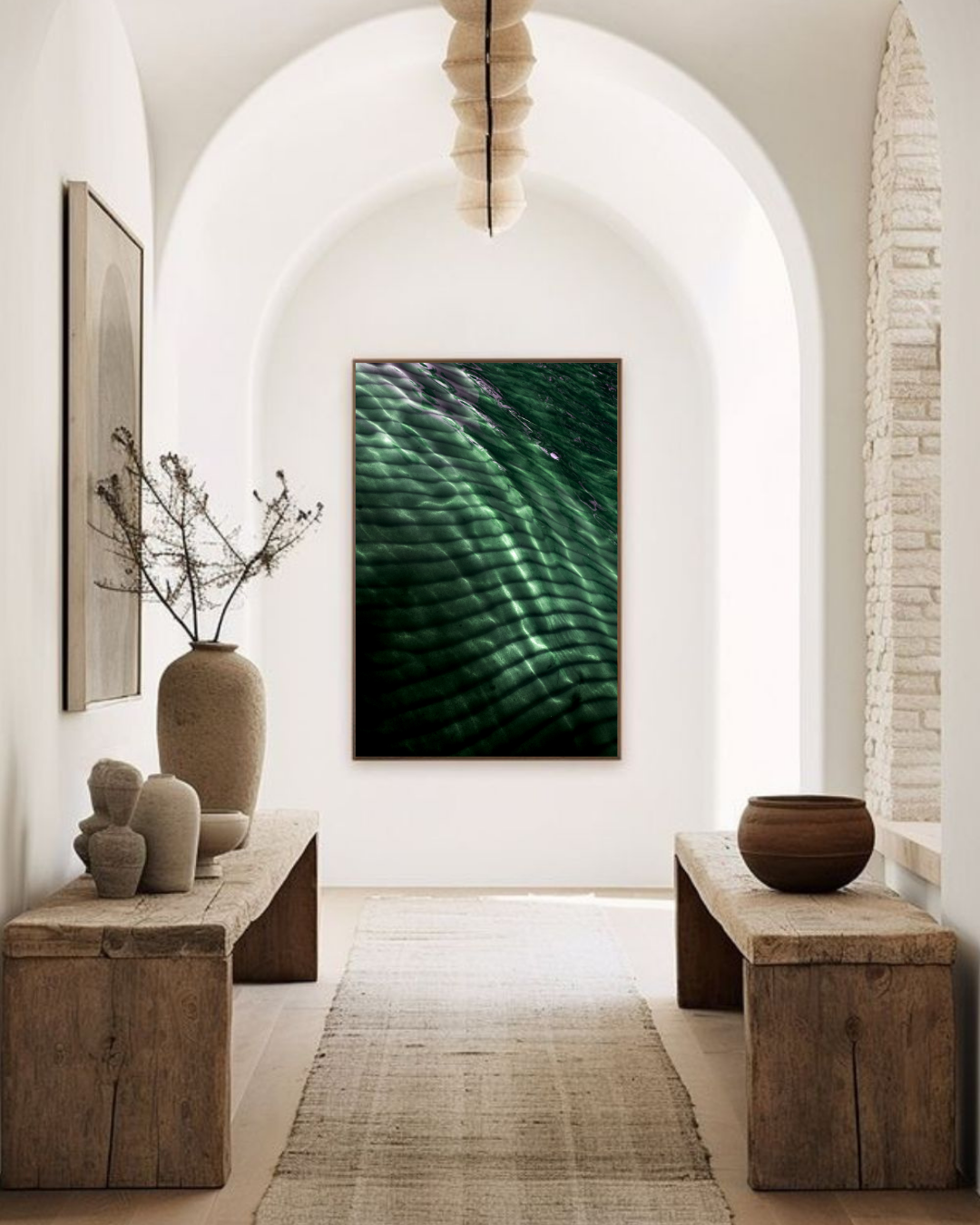 Tirage d’art “Emerald Drift” de Maxime Guengant accroché dans un hall d’entrée minimaliste aux arches, représentant une texture verte abstraite inspirée de la nature.