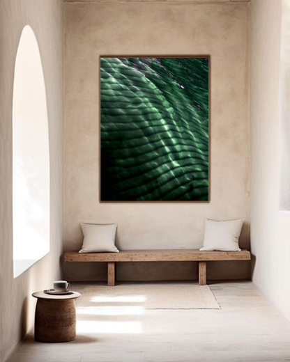 Photographie fine art “Emerald Drift” de Maxime Guengant présentée dans un intérieur lumineux aux arches, texture verte abstraite inspirée de la nature.