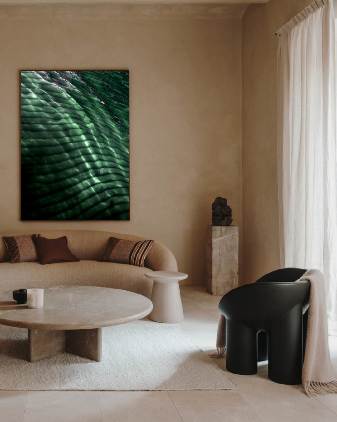  Tirage d’art “Emerald Drift” de Maxime Guengant accroché dans un salon minimaliste beige, représentant une texture verte organique et apaisante.