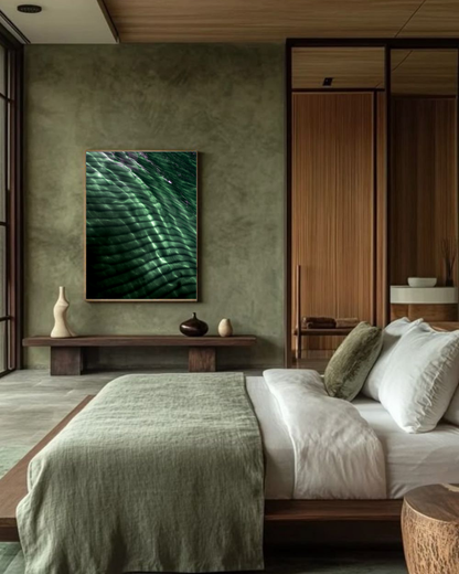 Œuvre “Emerald Drift” de Maxime Guengant exposée dans une chambre naturelle aux tons verts et bois, texture abstraite évoquant des ondulations naturelles.