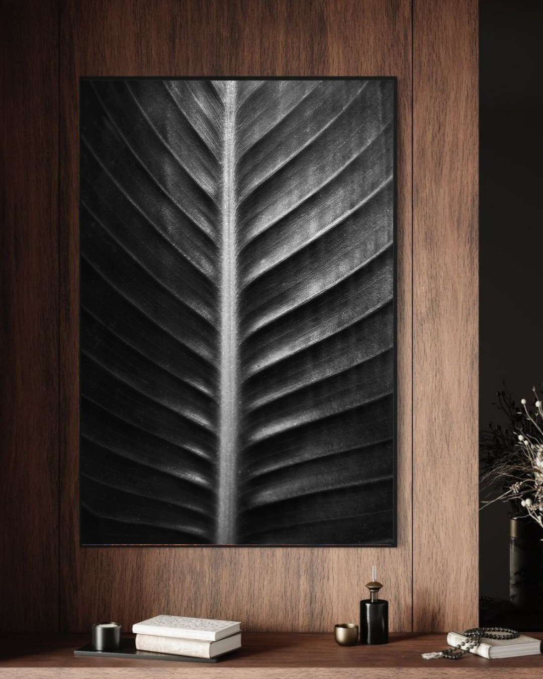 Œuvre “Sacred Art of Nature” de Maxime Guengant exposée dans un intérieur en bois, représentant une feuille en gros plan avec ses nervures organiques.