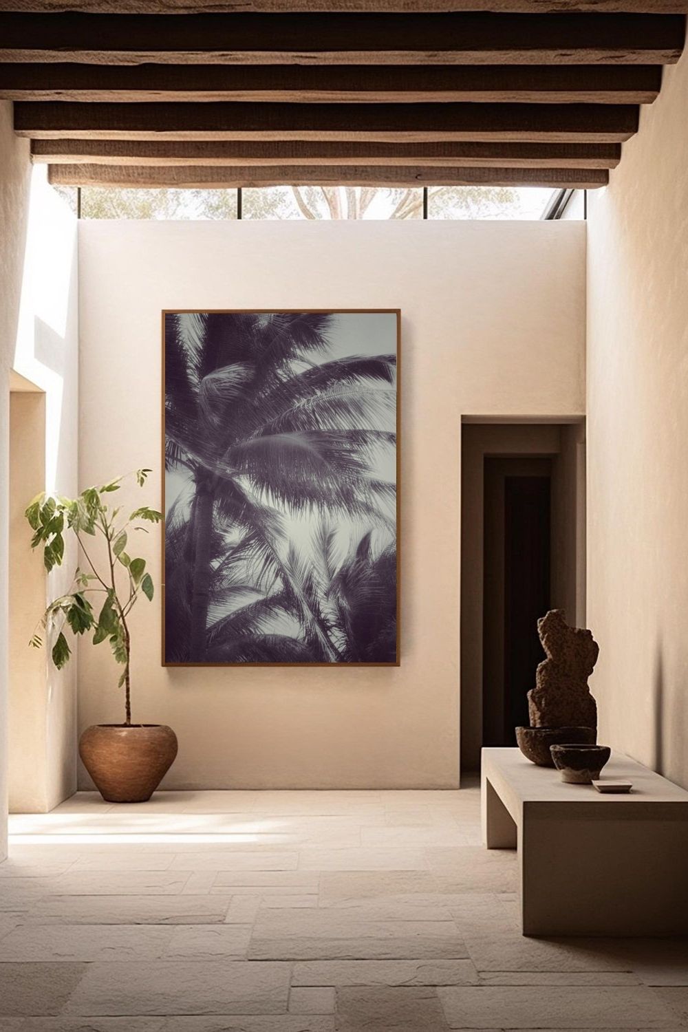 Photographie fine art “Tropical Breath” de Maxime Guengant accrochée dans un couloir minimaliste beige, représentant des palmiers dans une ambiance tropicale douce et élégante.