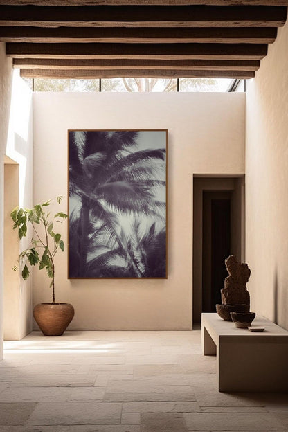 Photographie fine art “Tropical Breath” de Maxime Guengant accrochée dans un couloir minimaliste beige, représentant des palmiers dans une ambiance tropicale douce et élégante.