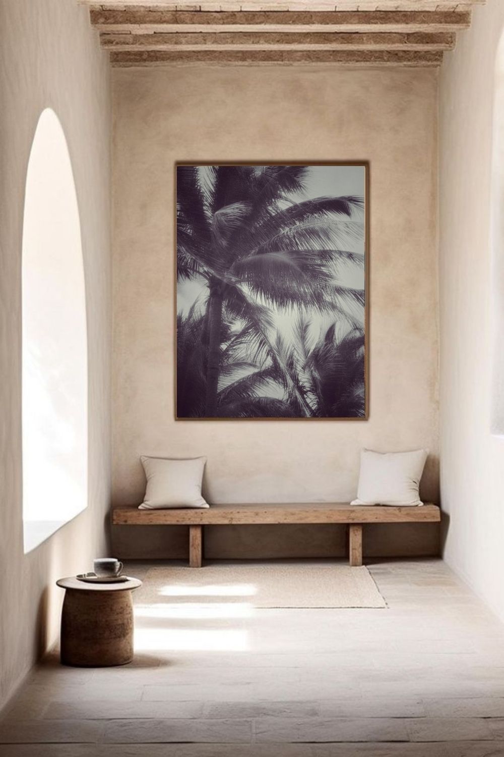 Œuvre “Tropical Breath” de Maxime Guengant présentée dans un intérieur minimaliste aux arches et bois naturel, mettant en scène des palmiers dans une atmosphère tropicale et apaisante.