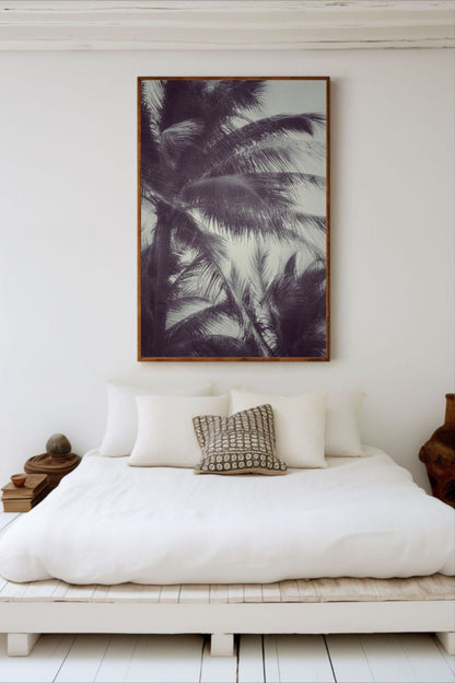 Photographie fine art “Tropical Breath” de Maxime Guengant accrochée dans une chambre minimaliste blanche, illustrant des palmiers dans une atmosphère tropicale douce et contemporaine.