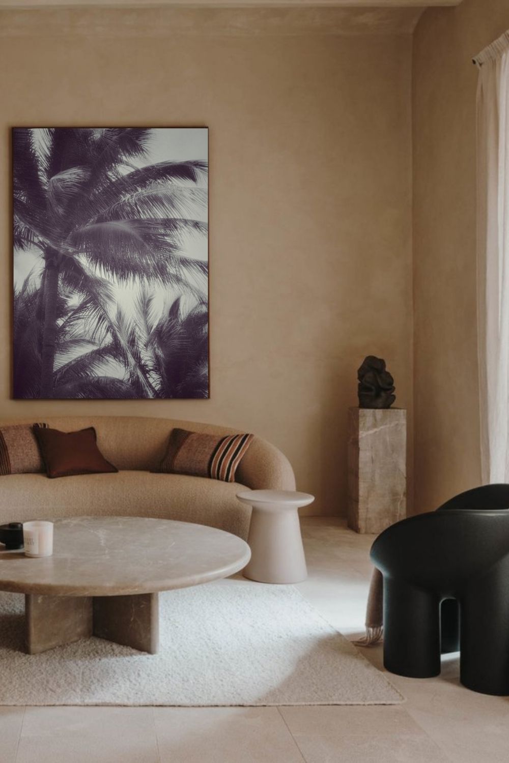Photographie fine art “Tropical Breath” de Maxime Guengant présentée dans un salon minimaliste beige, mettant en scène des palmiers dans une composition tropicale et épurée.