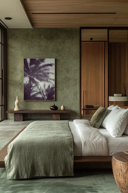  Tirage d’art “Tropical Breath” de Maxime Guengant exposé dans une chambre naturelle aux tons verts et bois, illustrant des palmiers dans une atmosphère tropicale apaisante.
