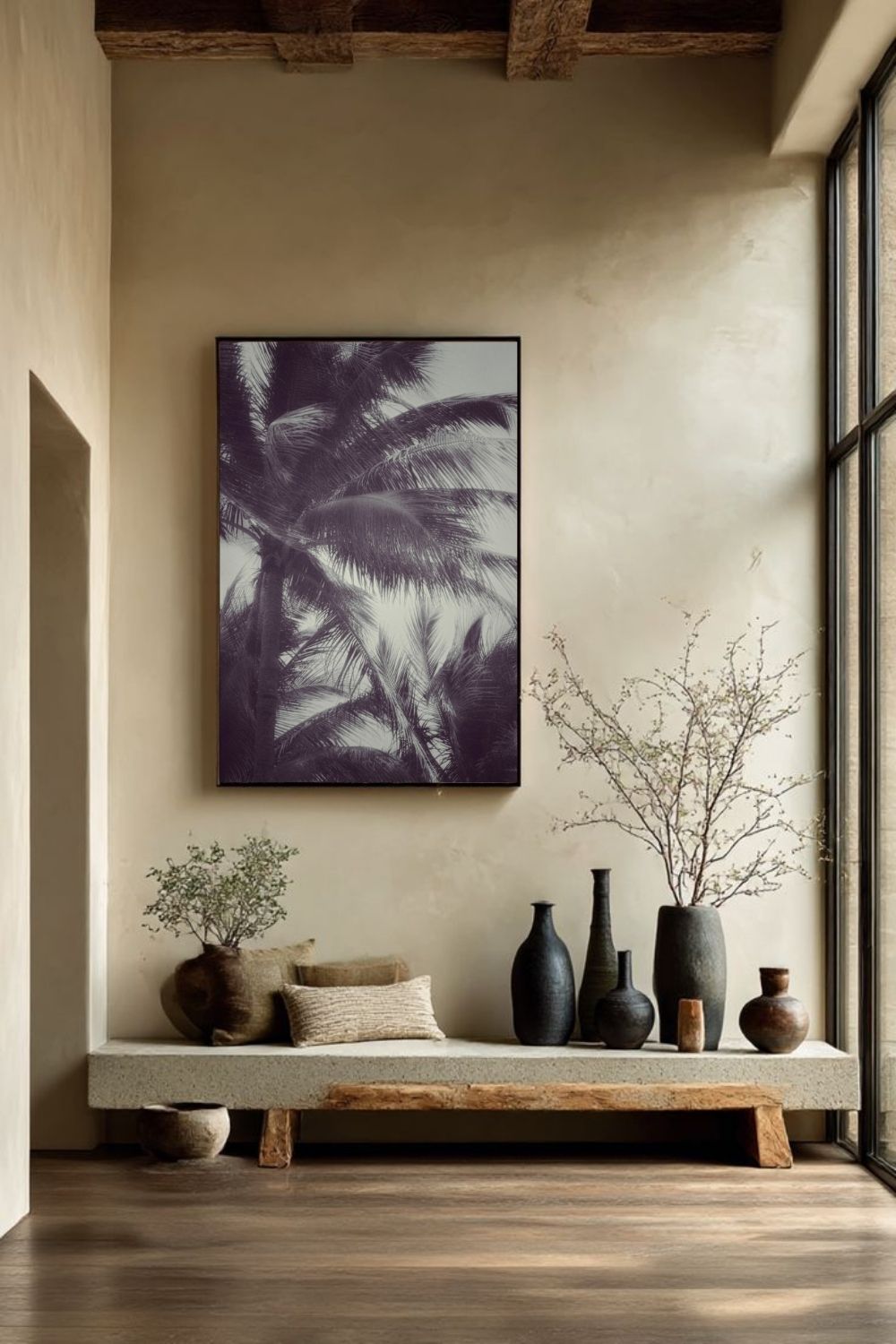 Œuvre “Tropical Breath” de Maxime Guengant accrochée dans un intérieur en bois lumineux, représentant des palmiers dans une ambiance tropicale et organique.
