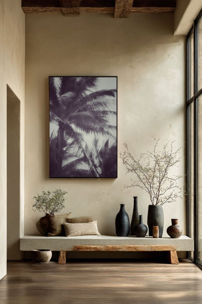 Œuvre “Tropical Breath” de Maxime Guengant accrochée dans un intérieur en bois lumineux, représentant des palmiers dans une ambiance tropicale et organique.