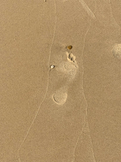 The Human Step, photographie fine art montrant une empreinte dans le sable avec texture naturelle.