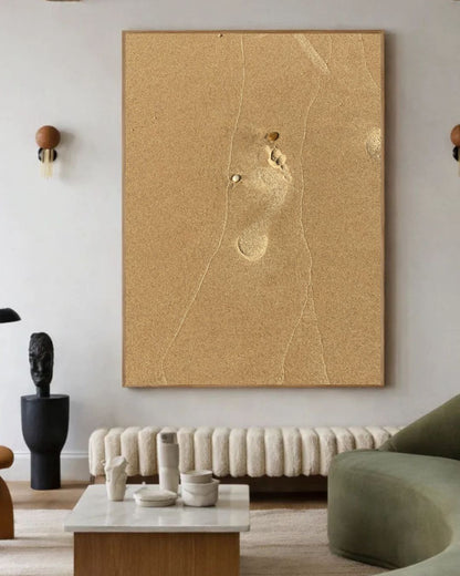 Œuvre The Human Step encadrée dans un salon moderne avec canapé vert et décoration contemporaine.