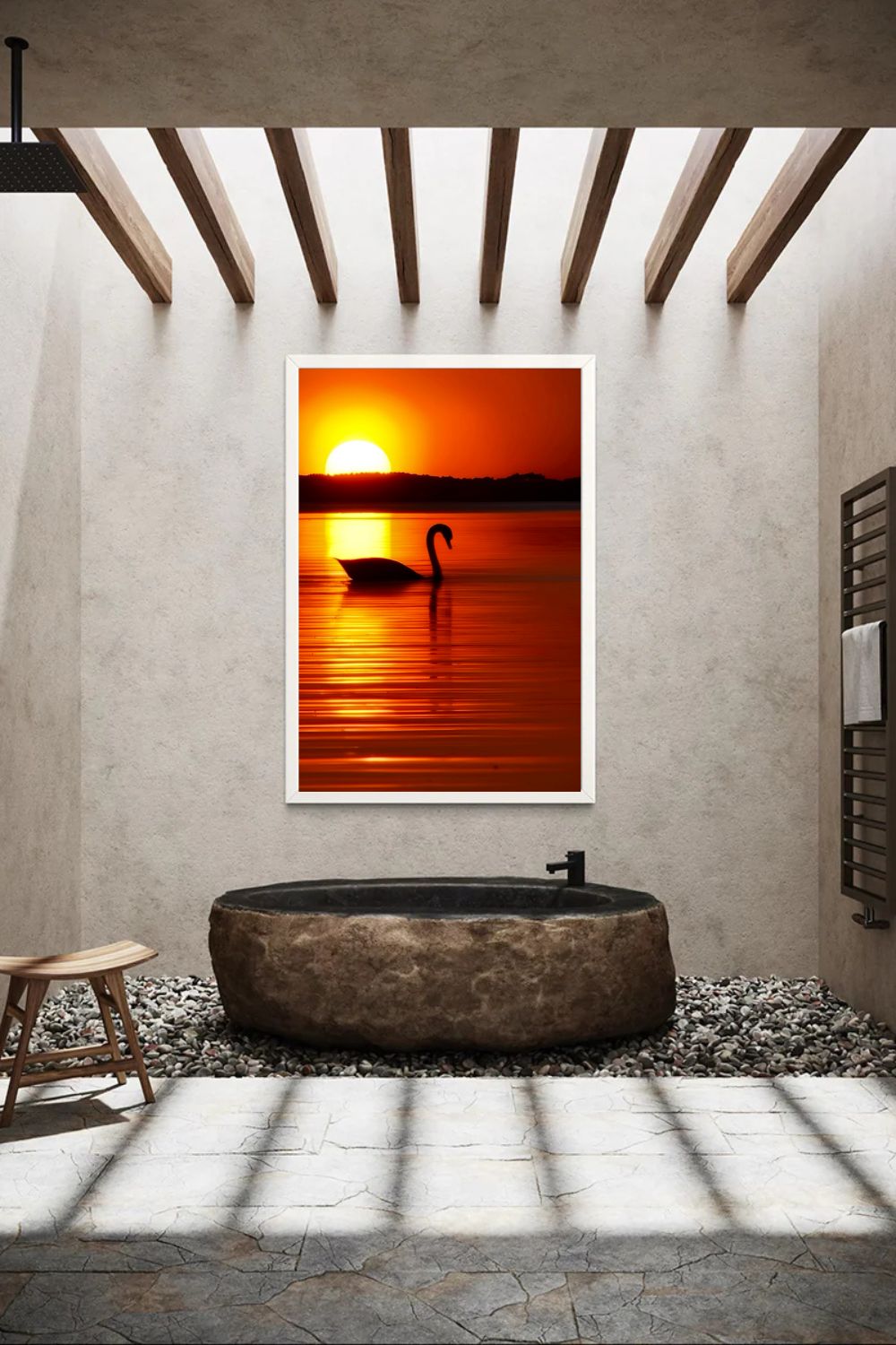 Photographie d'un cygne au coucher de soleil, encadrée au dessus d'une baignoire dans une salle de bain moderne.